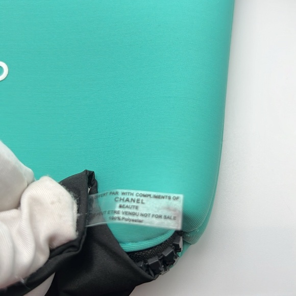 CHANEL Beauty Neoprene Cosmetic Bag CC Zipper Pull Charm Rare Tiffany Blue NWOT - Picture 9 of 17